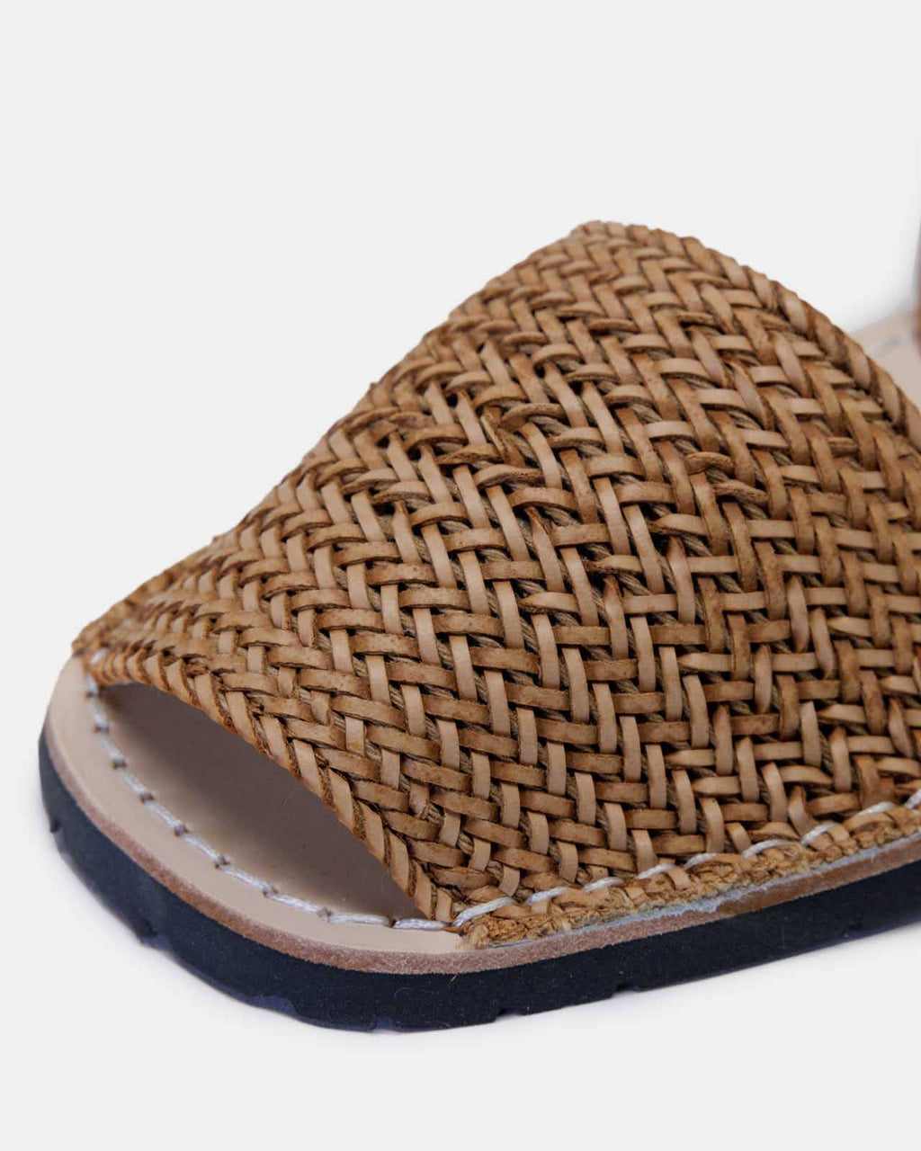 Classic Style Woven in Caramel